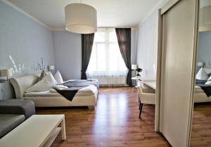 - un salon avec un canapé et une table dans l'établissement Business Class Ruterra Suite, à Prague
