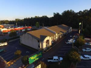 an overhead view of a building in a parking lot at West Bank Inn in Augusta