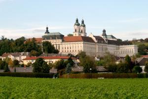 un grande edificio con un campo verde davanti di Gasthof Erzherzog Franz Ferdinand a Markt Sankt Florian