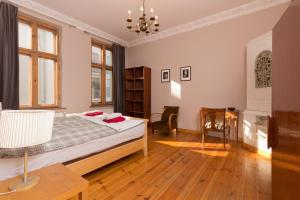 sypialnia z łóżkiem i stołem z lampką w obiekcie Forum Sopot w mieście Sopot