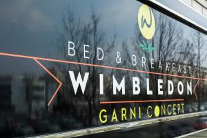 un panneau sur le côté d'une fenêtre d'une voiture dans l'établissement B&B Wimbledon Garni Concept, à Belgrade