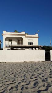 una casa en lo alto de una playa de arena en Da Giacomina en Marausa