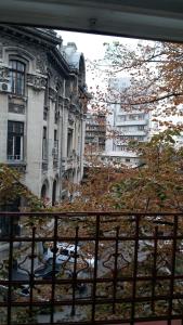 een uitzicht vanuit een raam van een gebouw bij Lorena Apart Old Town in Boekarest