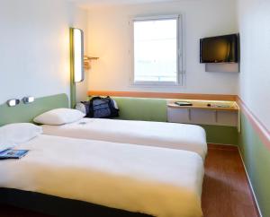 Posteľ alebo postele v izbe v ubytovaní Ibis budget Orléans Sud Comet