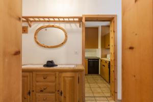 uma cozinha com um espelho na parede em Chesa Derby 3 em Sankt Moritz-Bad