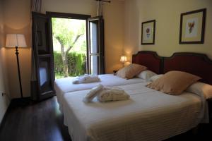 1 dormitorio con 2 camas y toallas. en Villa Turistica de Bubion, en Bubión