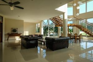 Χώρος καθιστικού στο Three Kings Private Luxury Villa