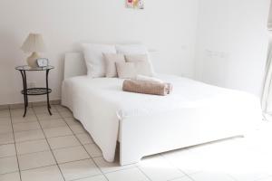 ミラノにあるAlessia's Flat - Loretoの白いベッドルーム(白いベッド1台、テーブル付)