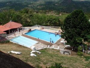 an overhead view of a swimming pool in a resort at Alojamiento Rural Gran Chaparral in El Colegio