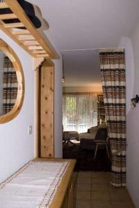 um quarto com uma sala de estar com um sofá e uma janela em Chesa Derby 3 em Sankt Moritz-Bad