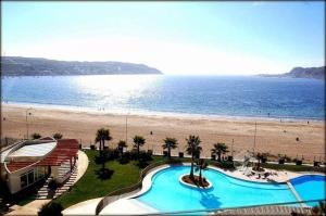 a view of a beach with a swimming pool at Departamento Horizonte Playa la Herradura in Coquimbo