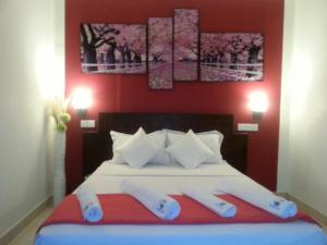 um quarto com uma cama com dois chinelos em Mama Beach Villa em Negombo