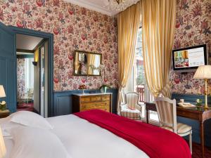 A bed or beds in a room at Le Castel Marie Louise