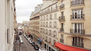 パリにあるMontmartre abbesses Sacre-Coeurの建物のある街並み