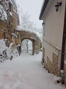 Une allée couverte de neige à côté d'un bâtiment dans l'établissement La Casetta Di Via Fara, à Manoppello