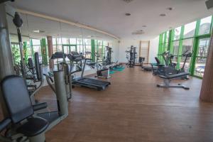 Posilňovňa alebo fitness centrum v ubytovaní Holiday World RIWO Hotel.