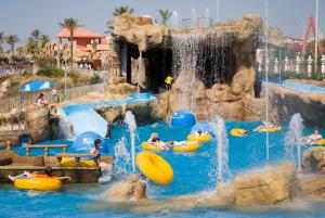 Bazén v ubytovaní Holiday World RIWO Hotel. alebo v jeho blízkosti