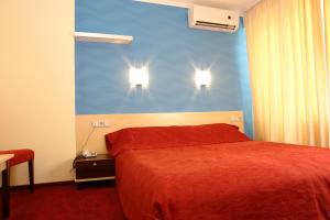 Posteľ alebo postele v izbe v ubytovaní 7 Days Hotel Kamyanets-Podilskyi