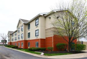 um grande edifício ao lado de uma rua em Extended Stay America Suites - Chicago - Itasca em Itasca