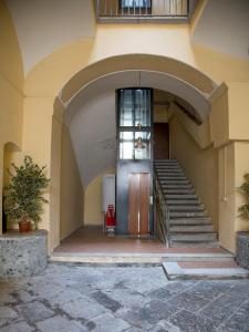 una entrada a un edificio con una puerta y escaleras en B&B Matida, en Torre Annunziata