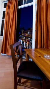 テッサロニキにあるArgoの窓際の椅子、木製テーブル