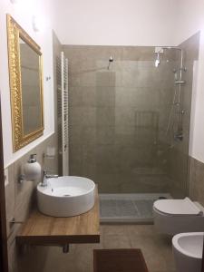 bagno con lavandino, doccia e servizi igienici di La Camera Con Vista a Rho