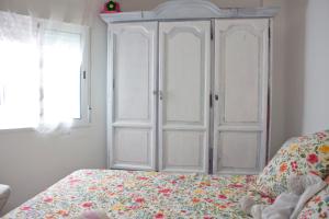 Łóżko lub łóżka w pokoju w obiekcie Apartamentos Málaga Centro Hernán Ruiz de 4 a 8 Personas