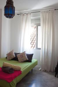 Łóżko lub łóżka w pokoju w obiekcie Apartamentos Málaga Centro Hernán Ruiz de 4 a 8 Personas