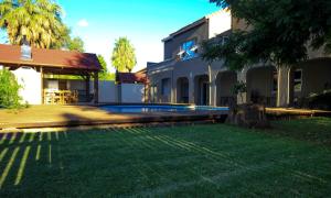 una casa con piscina frente a un patio en La Rose Douglas Guesthouse No loadshedding, en Douglas