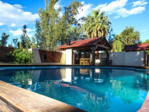 una piscina con cenador junto a una casa en La Rose Douglas Guesthouse No loadshedding, en Douglas