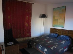 une chambre avec un lit, une lampe et une fenêtre dans l'établissement Grande maison de Village, à Villevieille 27 autres photos