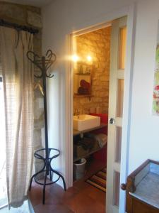 une petite salle de bain avec un lavabo et un évier dans l'établissement Grande maison de Village, à Villevieille