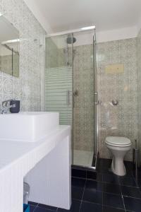 ein Bad mit einer Dusche und einem WC in der Unterkunft Piccola Oasi in Mondello