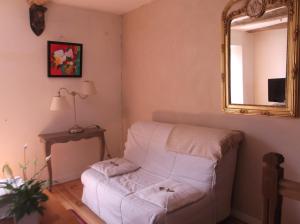 プルーアにあるMéréhencの鏡と白い椅子が備わる部屋