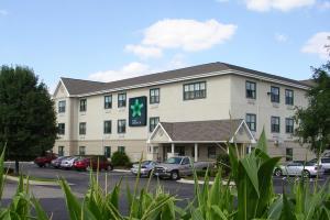 un hotel con coches estacionados en un estacionamiento en Extended Stay America Select Suites - Chicago - Naperville - West en Warrenville