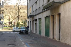 un coche aparcado en una calle al lado de un edificio en Piave, en Mestre
