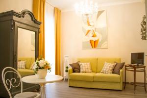 a living room with a yellow couch and a table at Cà do Franco in Chiavari