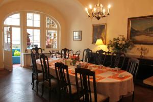 une salle à manger avec une grande table et des chaises dans l'établissement Hotel Pension Waizenegger am Kurfürstendamm, à Berlin