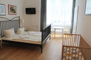 Postel nebo postele na pokoji v ubytování Hotel Pension Waizenegger am Kurfürstendamm