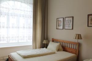 Postel nebo postele na pokoji v ubytování Hotel Pension Waizenegger am Kurfürstendamm