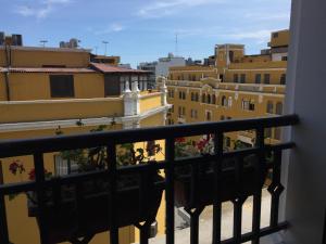 einen Balkon mit Stadtblick in der Unterkunft Apartamento 5 estrellas en Centro Histórico de Lima in Lima