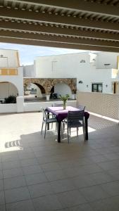 una mesa púrpura y 2 sillas en un patio en Margaritis Apartments 2, en Agia Anna de Naxos