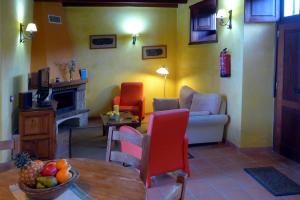 巴爾韋德的住宿－Casa Rural El Hondillo，客厅配有沙发和桌子