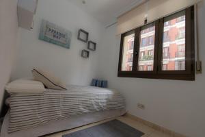 マドリードにあるPlaza Mayor Familyの小さなベッドルーム(ベッド1台、窓付)