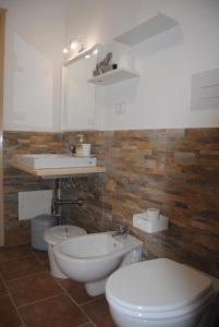 a bathroom with two toilets and a sink at Casa Vacanze Barone in Trabia