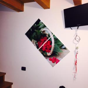 a picture of a basket of fruit on a wall at Agriturismo Ca' di Racc in Gromo