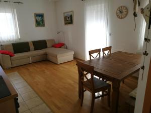 een woonkamer met een tafel en een bank bij Apartment Maša in Kranjska Gora