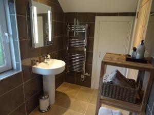 y baño con lavabo y ducha. en Coach House at The Glen, en Helensburgh