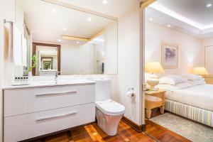 
A bathroom at Pestana Royal Premium Ocean & Spa Resort
