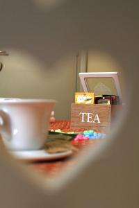 einen Tisch mit einer Tasse Tee und einer Schüssel in der Unterkunft Albergo Benito in Norcia